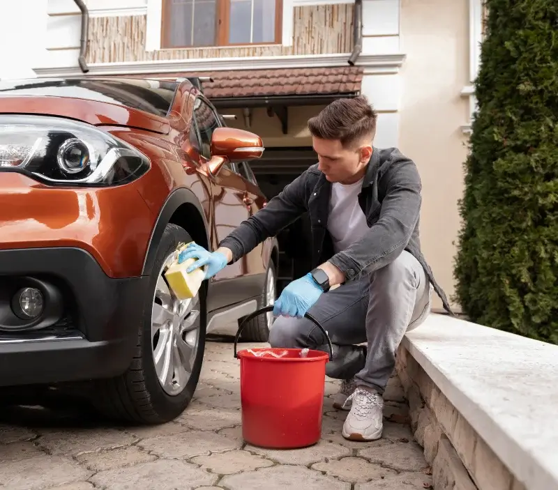 Lavage auto à domicile Mauges-sur-Loire : professionnel intervenant sur un véhicule